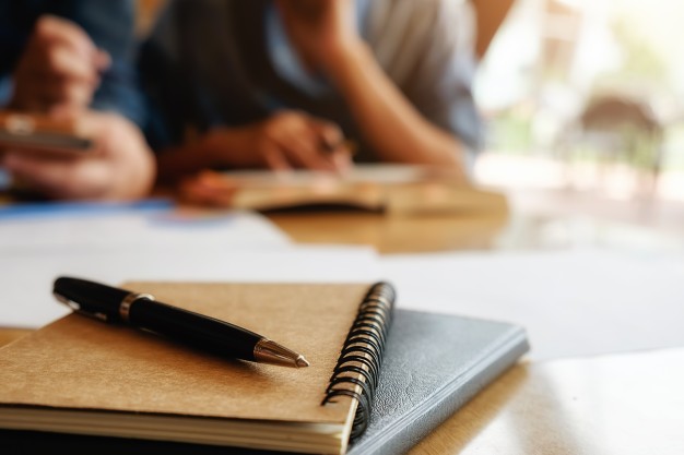 education-concept-student-studying-and-brainstorming-campus-concept-close-up-of-students-discussing-their-subject-on-books-or-textbooks-selective-focus_1418-626